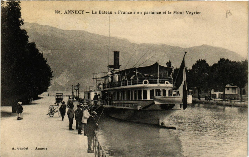 Carte postale ancienne Annecy - Le Bateau France en partance et le Mont Veyrier à Annecy