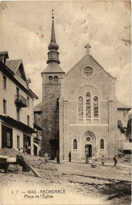 Carte postale ancienne Abondance - Place de l'Eglise à Abondance