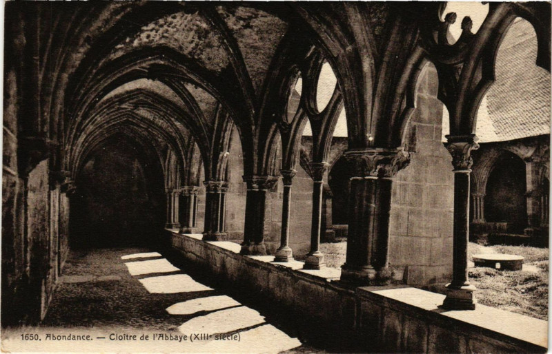 Carte postale ancienne Abondance - Cloitre de l'Abbaye à Abondance