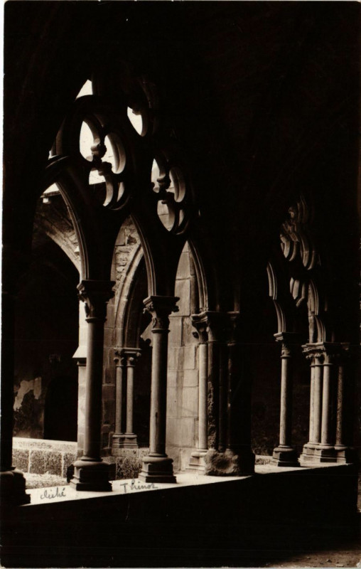 Carte postale ancienne Abondance - Le Cloitre - Les Arcades vers l'angle sud-est à Abondance