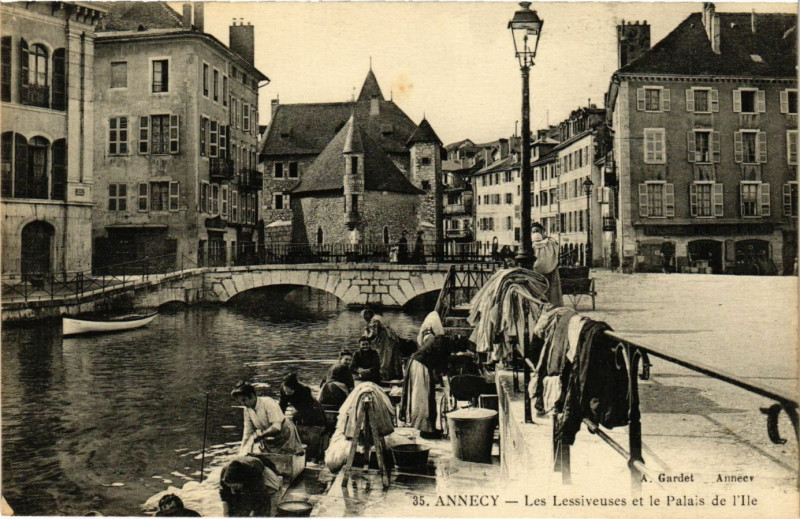 Carte postale ancienne Annecy - Les Levviveuses et le Palais de l'Ile à Annecy