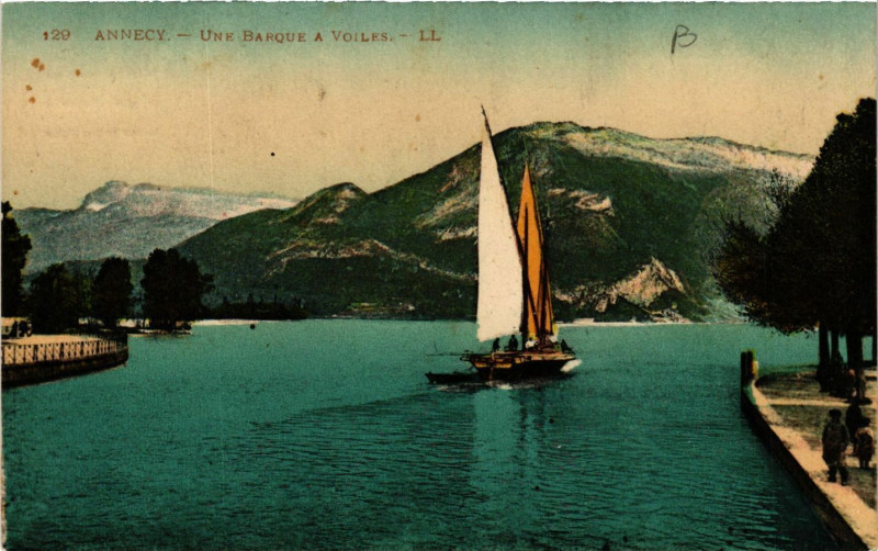 Carte postale ancienne Annecy - Une Barque a Voiles à Annecy