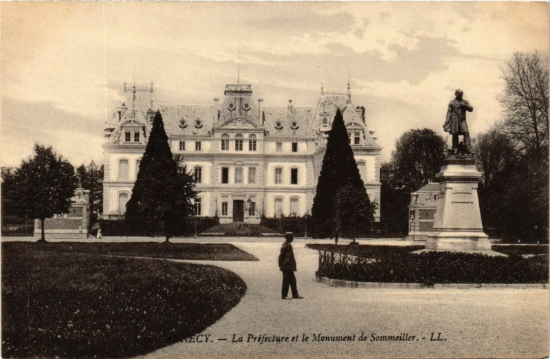 Carte postale ancienne Annecy - La Prefecture et le Monument de Sommeiller à Annecy