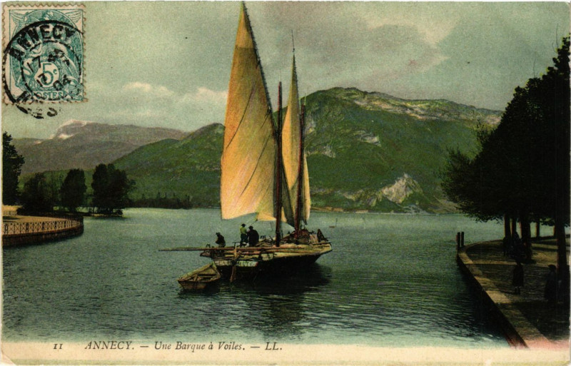 Carte postale ancienne Annecy - Une Barque a Voiles à Annecy