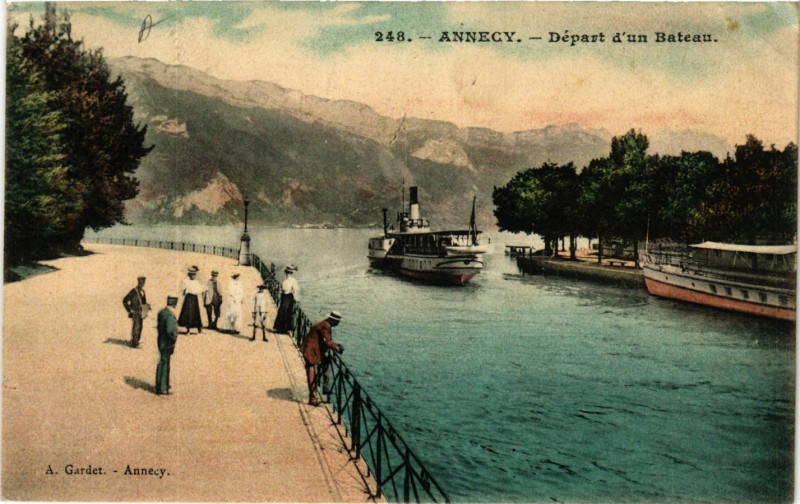 Carte postale ancienne Annecy - Depart d'un Bateau à Annecy