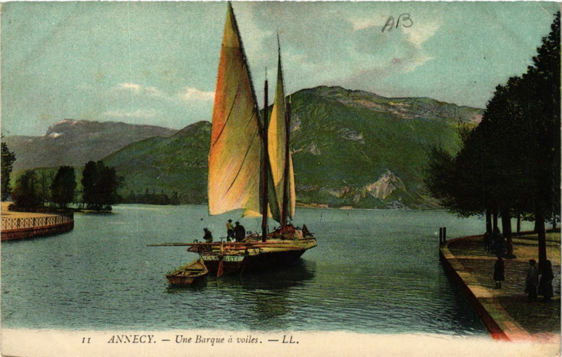 Carte postale ancienne Annecy - Une Barque a voiles à Annecy