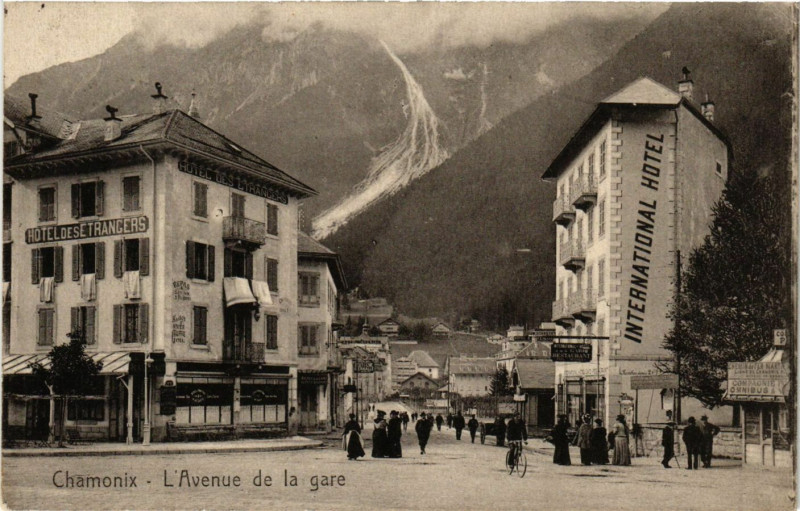 Carte postale ancienne Chamonix - L'Avenue de la Gare