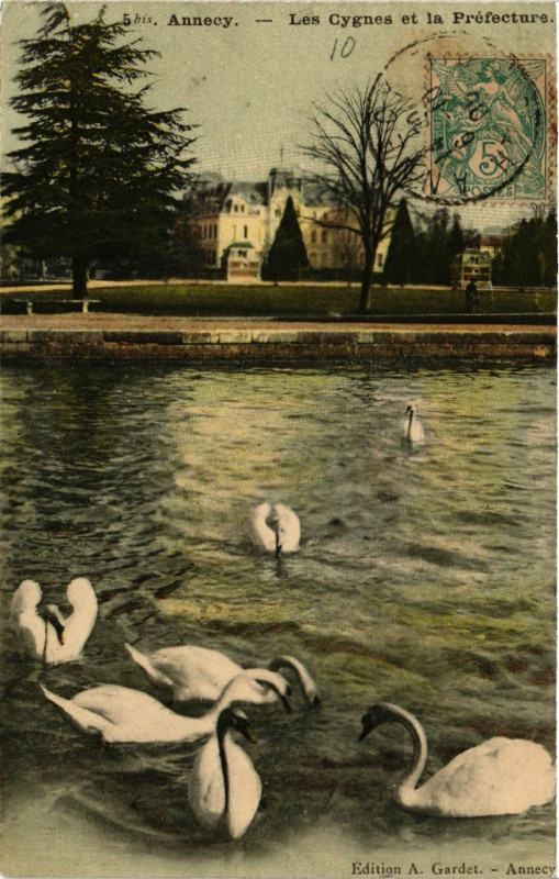 Carte postale ancienne Annecy - Les Cygnes et la Prefecture à Annecy