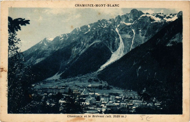 Carte postale ancienne Chamonix - Mont-Blanc - Chamonix et le Brévent à Chamonix-Mont-Blanc