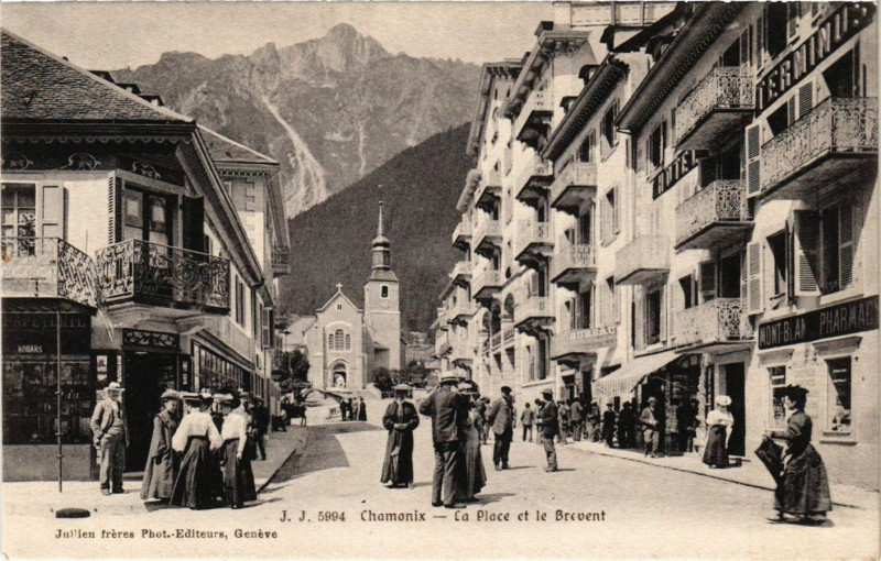 Carte postale ancienne Chamonix - La Place et le Brévent