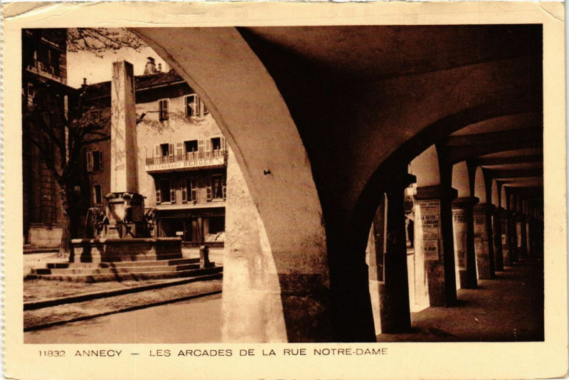 Carte postale ancienne Annecy - Les Arcades de la Rue N.-D. à Annecy