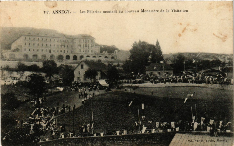 Carte postale ancienne Annecy - Les Pelerins montant au nouveau Monastere à Annecy