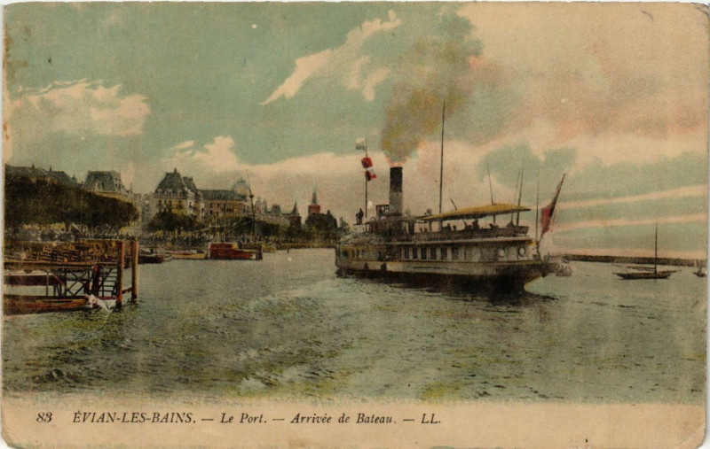Carte postale ancienne Evian-les-Bains - Le Port - Arrivée de Bateau à Évian-les-Bains