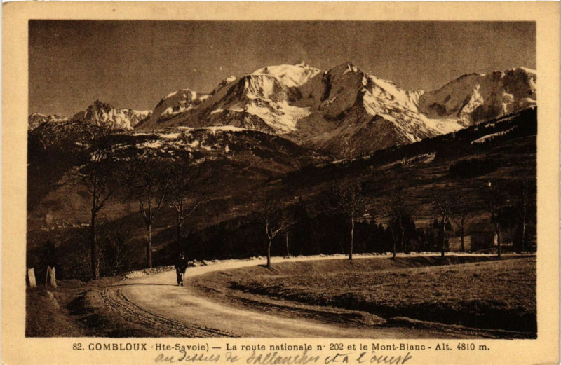 Carte postale ancienne Combloux - La Route Nationale n 202 et le Mont-Blanc à Combloux