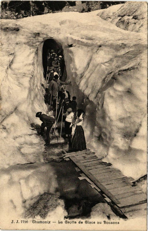 Carte postale ancienne Chamonix - La Grotte de Glace au Bossons