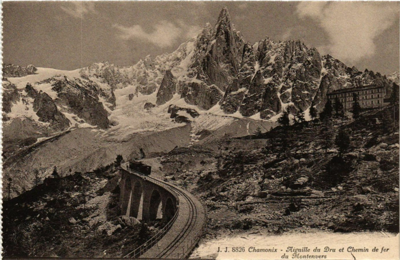 Carte postale ancienne Chamonix - Aiguille du Dru et Chemin de Fer du Montenvers à Vers