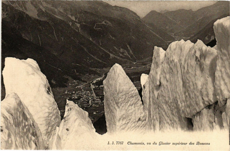 Carte postale ancienne Chamonix - Vu du Glacier superieur des Bossons