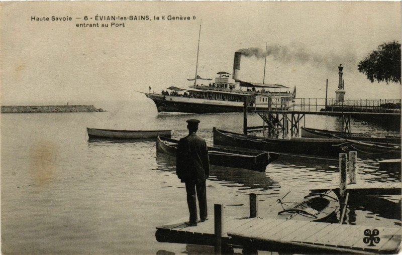 Carte postale ancienne Evian-les-Bains - Le Geneve entrant au Port à Évian-les-Bains