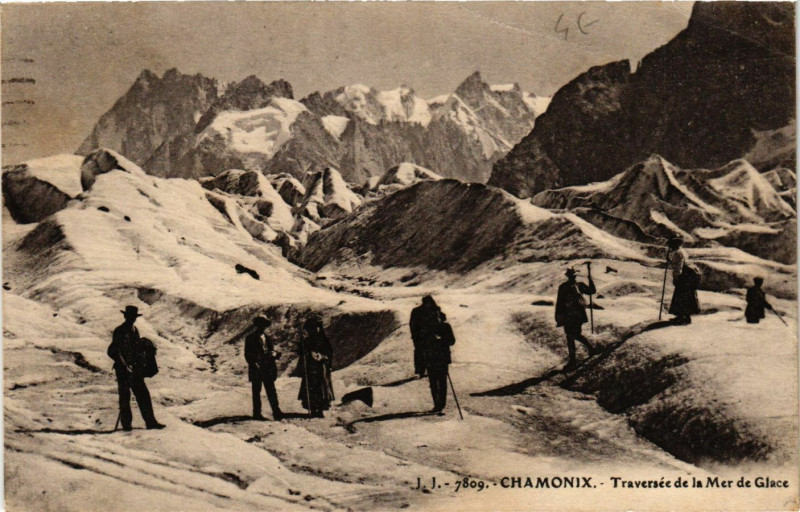 Carte postale ancienne Chamonix - Traversée de la Mer de Glace à Vers