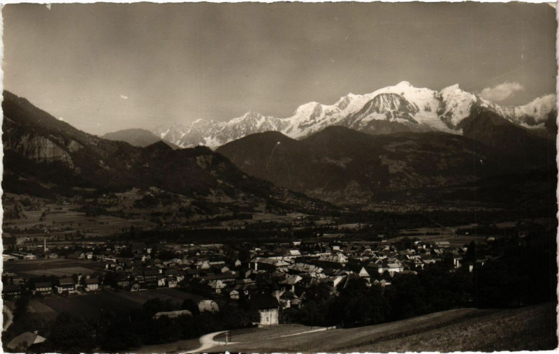 Carte postale ancienne Sallanches - Vue générale et le Massif du Mont-Blanc à Sallanches