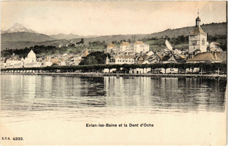 Carte postale ancienne Evian-les-Bains et la Dent d'Oche à Évian-les-Bains