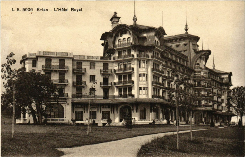 Carte postale ancienne Evian-les-Bains - L'Hotel Royal à Évian-les-Bains