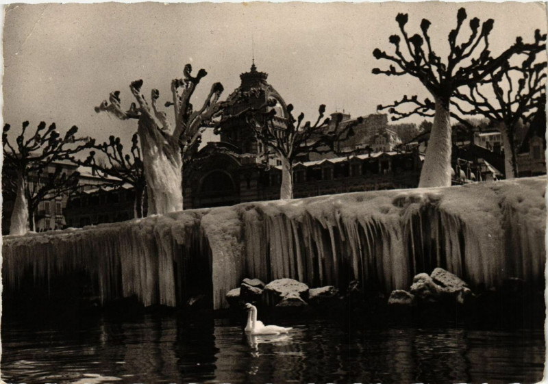 Carte postale ancienne Evian-les-Bains - Hiver - L'Etabl. Thermal vu du Lac à Évian-les-Bains