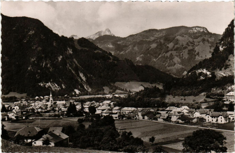 Carte postale ancienne Thones - Vue générale et le Villaret à Thônes