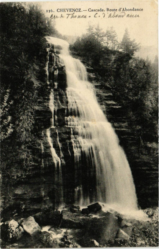 Carte postale ancienne Chevenoz - Cascade - Route d'Abondance à Chevenoz