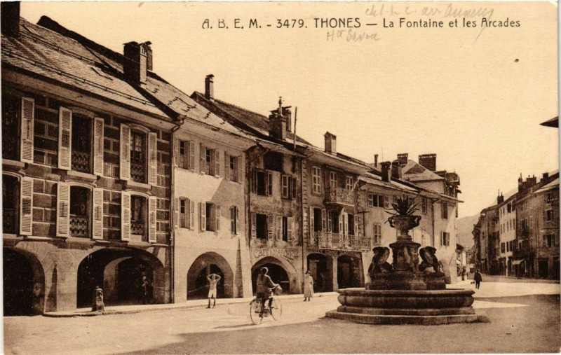 Carte postale ancienne Thones - La Fontaine et les Arcades à Thônes