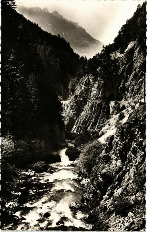 Carte postale ancienne La Vallée de la Dranse et la Route d'Abondance à Abondance