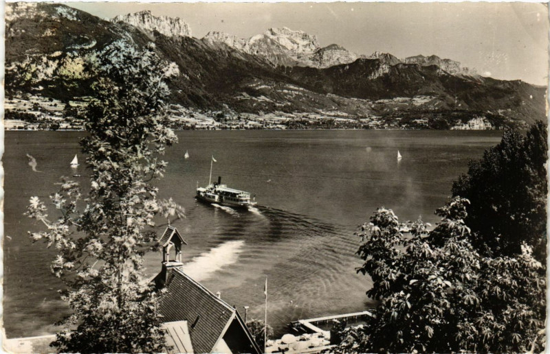 Carte postale ancienne Lac d'Annecy - Comme un beau cygne blanc le bateau à Annecy