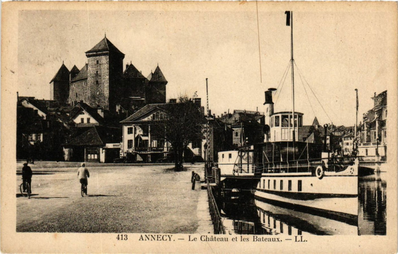 Carte postale ancienne Annecy - Le Chateau et les Bateaux à Annecy