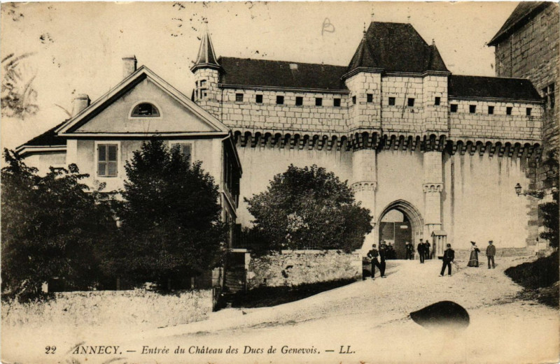 Carte postale ancienne Annecy - Entrée du Chateau des Ducs de Genevois à Annecy