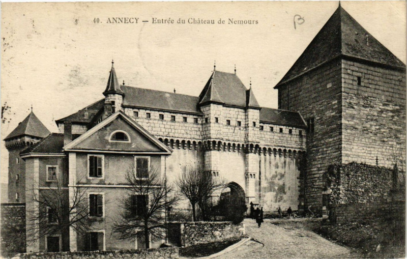 Carte postale ancienne Annecy - Entrée du Chateau de Nemours à Annecy
