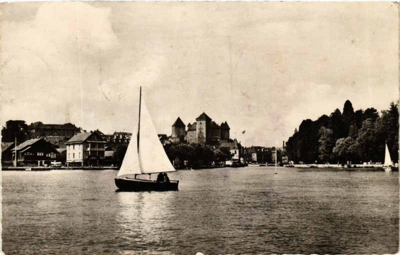 Carte postale ancienne Annecy - Le Chateau vu du Lac à Annecy