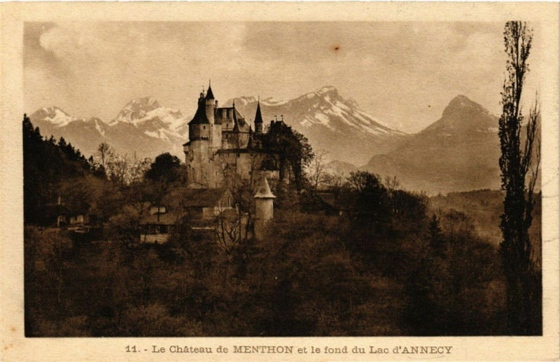 Carte postale ancienne Menthon-Saint-Bernard - Le Chateau de Menthon et le fond du Lac à Menthon-Saint-Bernard