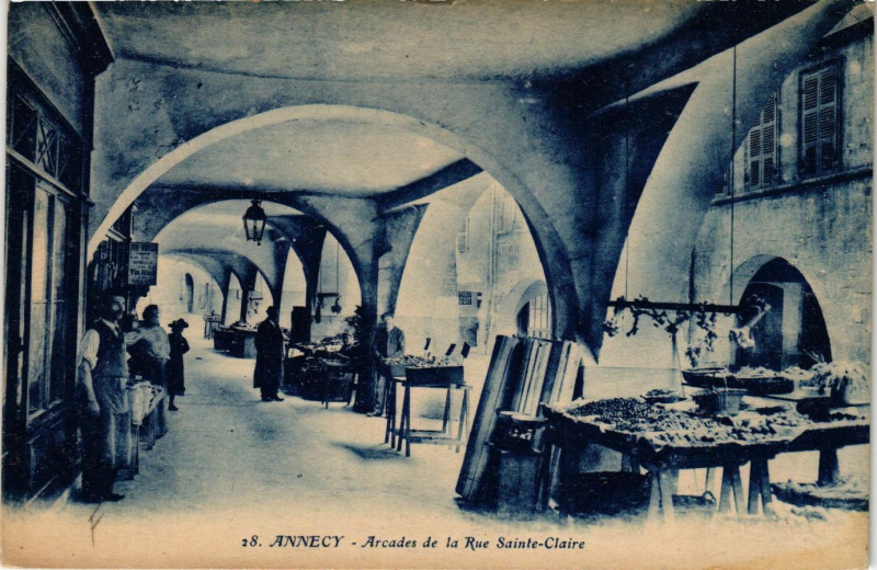 Carte postale ancienne Annecy - Arcades de la Rue Sainte-Claire à Annecy