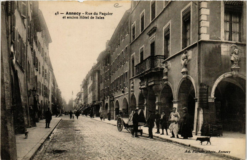 Carte postale ancienne Annecy - Rue du Paquier et Ancien Hotel de Sales à Annecy