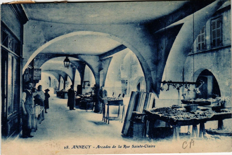 Carte postale ancienne Annecy - Arcades de la Rue Sainte-Claire à Annecy
