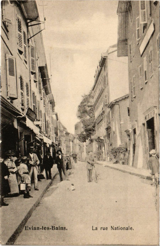 Carte postale ancienne Evian-les-Bains - La Rue Nationale à Évian-les-Bains