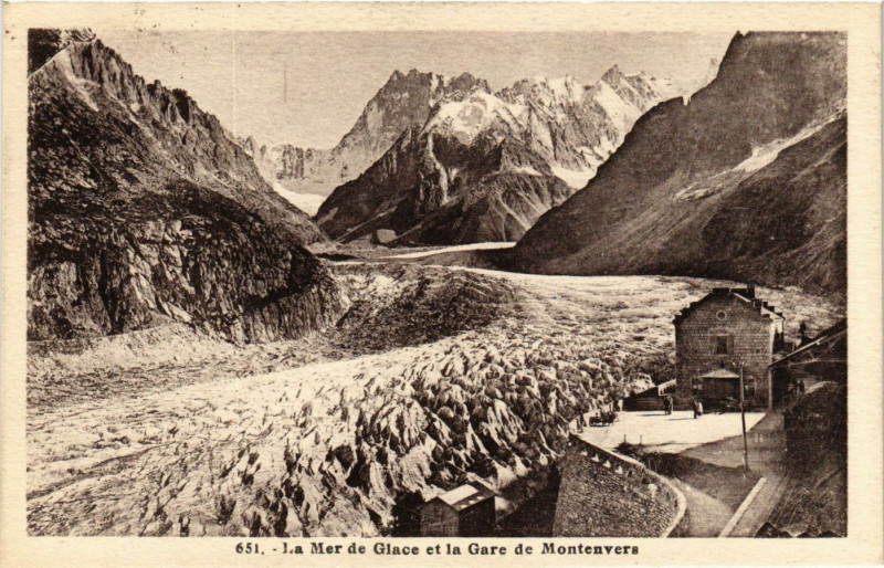 Carte postale ancienne La Mer de Glace et la Gare de Montenvers à Vers