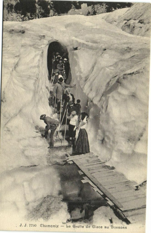Carte postale ancienne Chamonix - La Grotte de Glace au Bossons