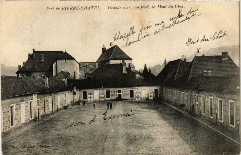 Carte postale ancienne Fort-de-Pierre-Chatel Grande Cour au fond le Mont du Chat