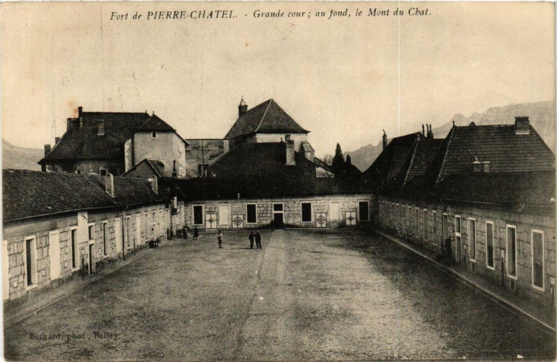 Carte postale ancienne Fort-de-Pierre-Chatel Grande Cour au fond le Mont du Chat