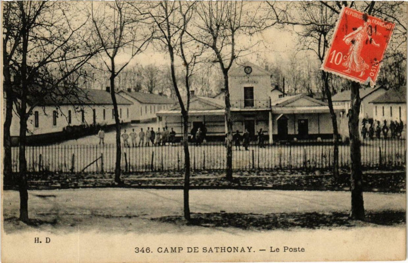 Carte postale ancienne Camp de Sathonay Le Poste
