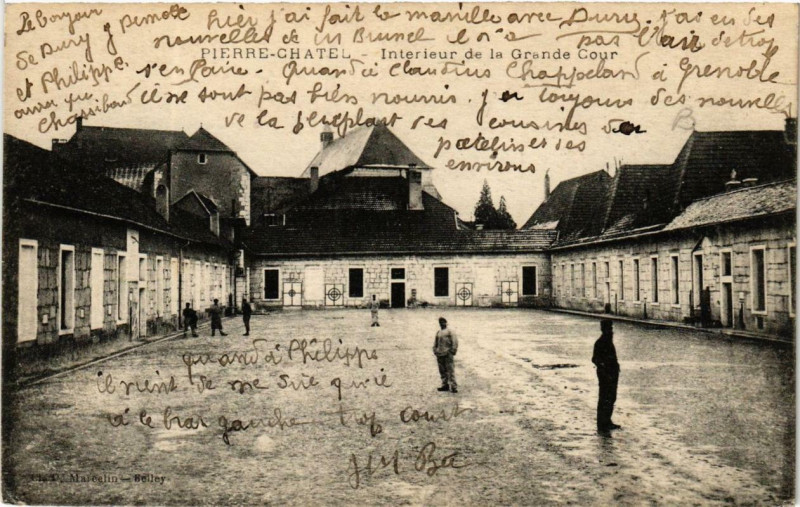 Carte postale ancienne Pierre-Chatel Interieur de la Grande Cour