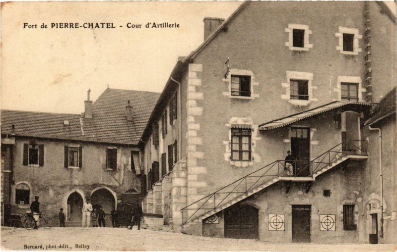 Carte postale ancienne Fort-de-Pierre-Chatel Cour d'Artillerie