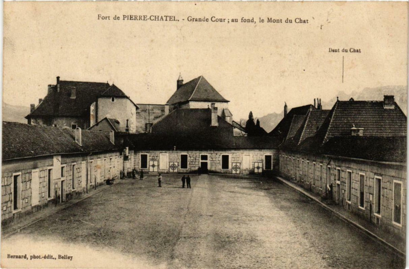 Carte postale ancienne Fort-de-Pierre-Chatel Grande Cour au fond le Mont du Chat