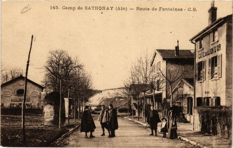 Carte postale ancienne Camp de Sathonay Route de Fontaines